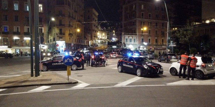 Napoli, coppia multata perché senza casco aggredisce i carabinieri: arrestati