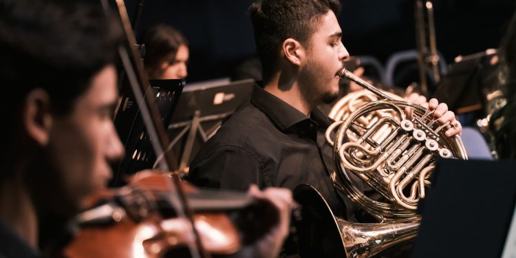 Napoli, musicista 24enne ucciso davanti alla fidanzata per uno scooter parcheggiato male. Fermato un sospettato