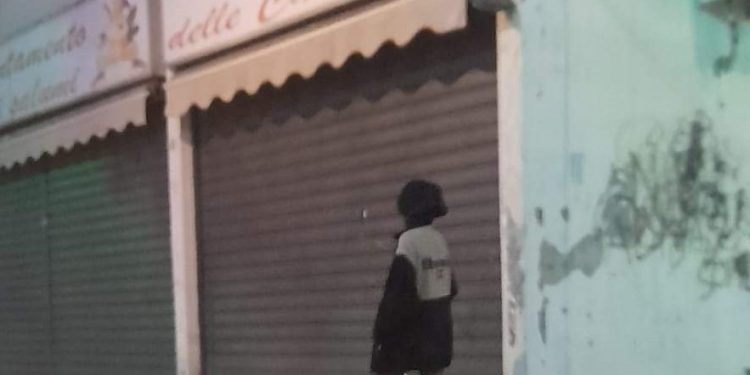 Il Lotto O di Ponticelli in balia di senza fissa dimora violenti: la denuncia dei residenti in zona