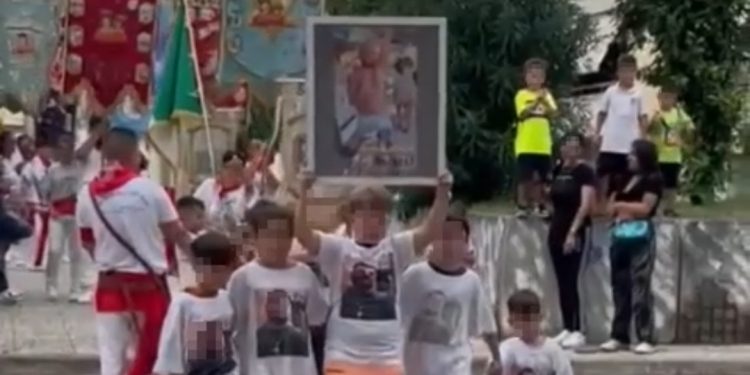 VIDEO-Nel Conocal di Ponticelli i bambini rendono omaggio alla memoria del ras ucciso, mentre lo Stato resta a guardare