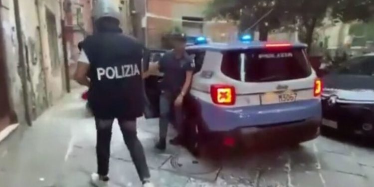 In corso blitz interforze a Roma e Napoli: perquisizioni a Tor Bella Monaca e Quartieri spagnoli