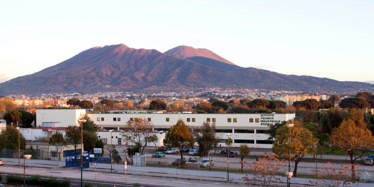 Ponticelli, il padre del 15enne accoltellato a scuola: ‘nessuna lite, mio figlio preso di mira da un anno’