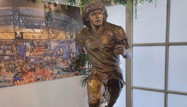 Napoli, la statua di Maradona trova casa in una pizzeria ai Quartieri Spagnoli