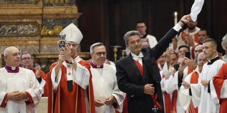 San Gennaro, si è ripetuto tra gli applausi dei fedeli il prodigio della liquefazione del sangue