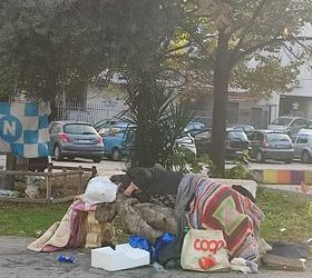 Ponticelli, clochard accampati nei pressi dell’area intitolata a una vittima innocente nel rione Lotto O