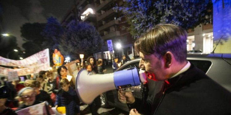 “Ha portato gli sbirri dove non dovevano stare”: a San Basilio pronto esplosivo per uccidere Don Coluccia