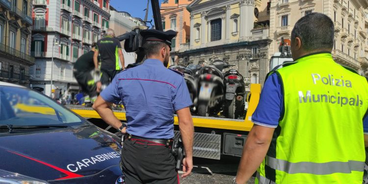 Quartieri Spagnoli: occupazione abusiva di suolo, Carabinieri e Polizia Locale rimuovono veicoli, paletti e transenne