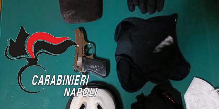 San Giovanni a Teduccio, fermati due giovani con pistola e maschera di Scream