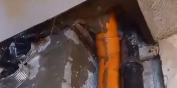 VIDEO-Paura e degrado nelle case popolari del Lotto 10 di Ponticelli, tra infiltrazioni e pericolo di crollo