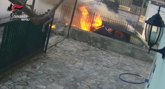 VIDEO-Bacoli, piazzò una bomba sotto l’auto di un Ufficiale della Guardia di Finanza: arrestato l’attentatore