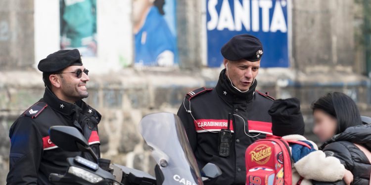 Napoli: bimba di 9 anni rischia di soffocare, salvata dai carabinieri