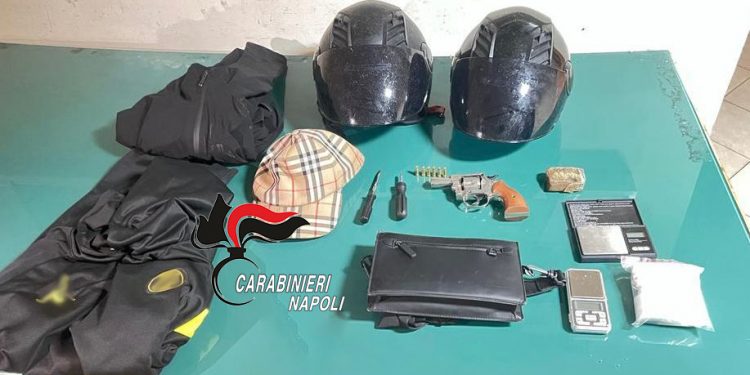Napoli: carabinieri arrestano due minorenni durante “furto a spinta”, addosso anche pistola, droga e proiettili
