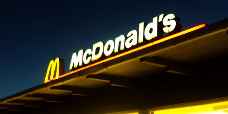 Rissa all’esterno del McDonald’s di Sant’Anastasia: feriti due giovani, uno è grave