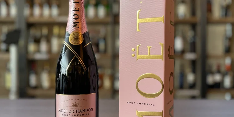 Si avvicina il Natale, Champagne Moet Chandon per il brindisi 