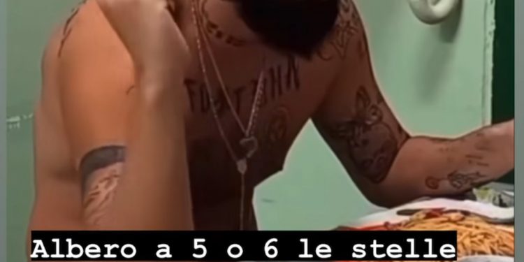 Continua lo show sui social in diretta dal carcere del rampollo del clan Aprea di Barra