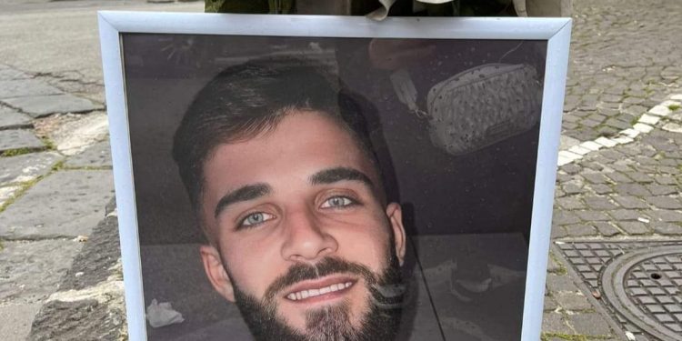 Pregiudicato di Ponticelli morto a Cercola: da 5 anni una cornice sul luogo dell’incidente