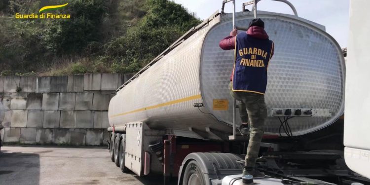 Frode sulle accise sul carburante: nei guai anche una ditta di trasporto di Cercola