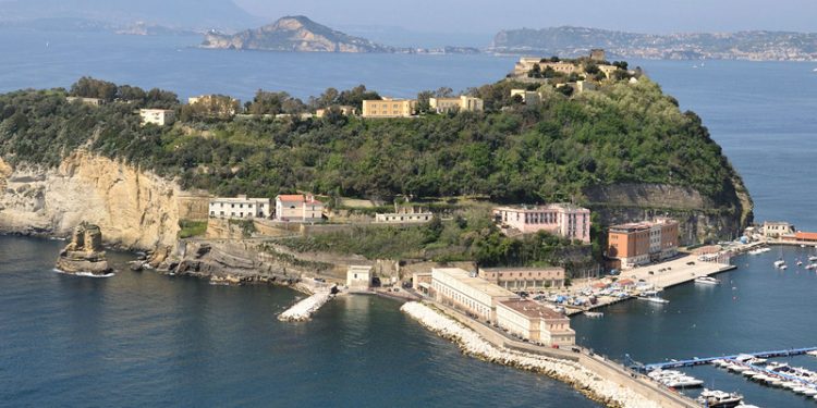 Notte di violenza nel carcere di Nisida: danno fuoco alla cella e aggrediscono agenti, 4 feriti