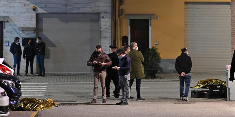 Uccise due rapinatori in fuga: gioielliere condannato a 17 anni