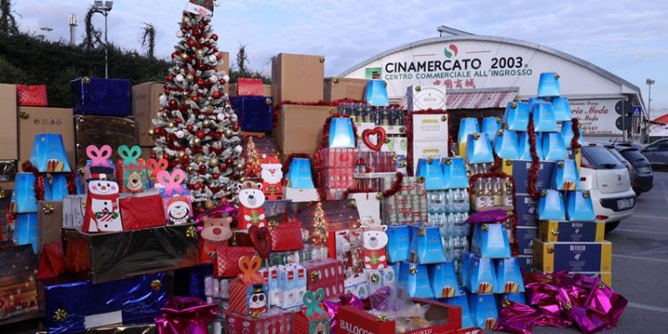 Un Natale di solidarietà a Gianturco, i commercianti di Cinamercato per la mensa dei poveri di Suor Clara