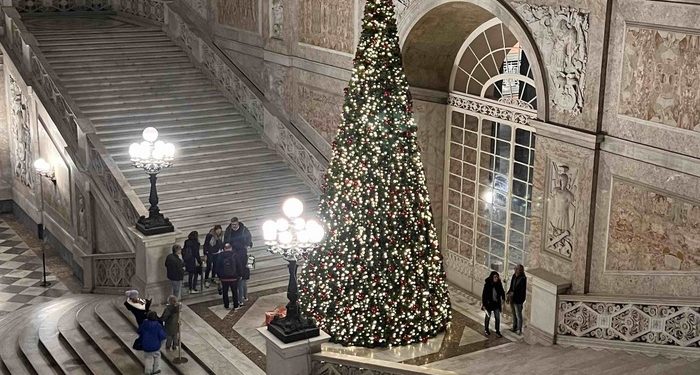 Napoli, Palazzo Reale festeggia il Natale con albero, presepe e una mostra