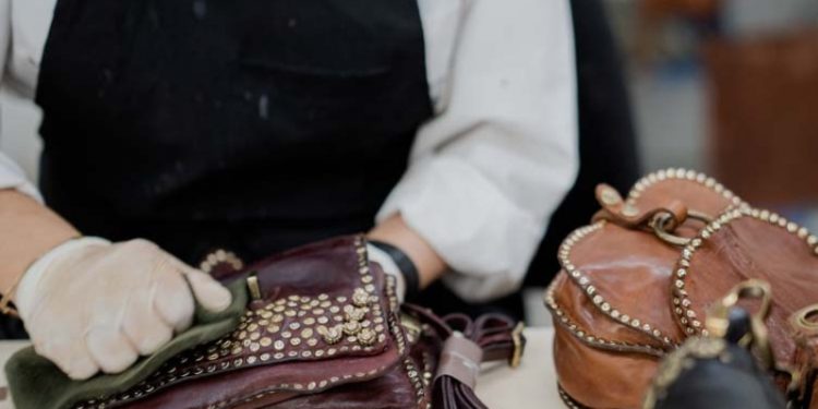 Borse in pelle: guida a cura e manutenzione per gestirle al meglio  