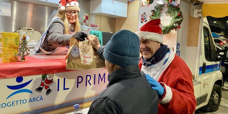 Progetto Arca festeggia il Natale in strada con i più fragili