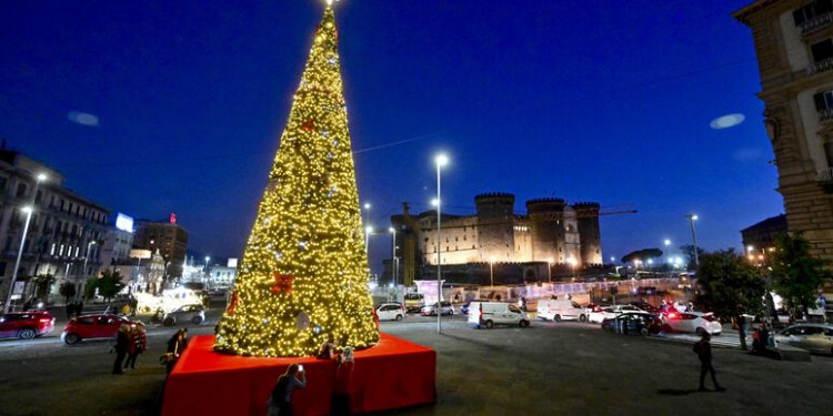 Napoli: luminarie Natale, acceso l’albero di piazza Municipio. Ancora al buio diverse strade