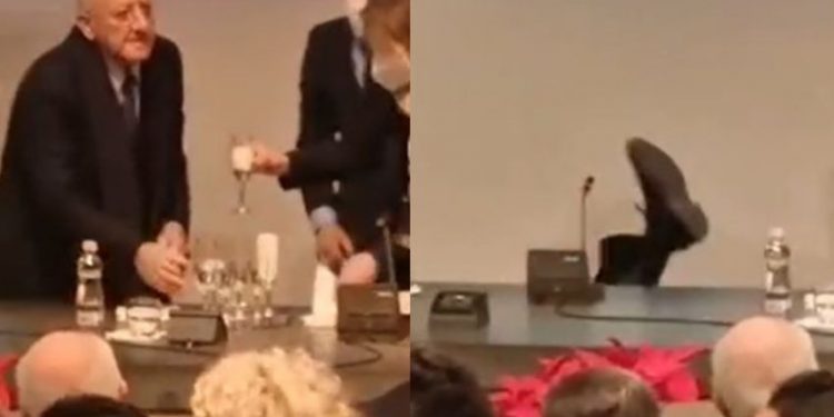 De Luca cade al brindisi di fine anno: il video è virale