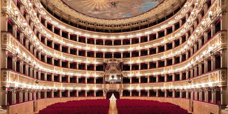 Il Teatro San Carlo di Napoli cerca comparse e figuranti