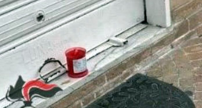 Lumino funebre e petali neri davanti casa dell’ex fidanzata, arrestato