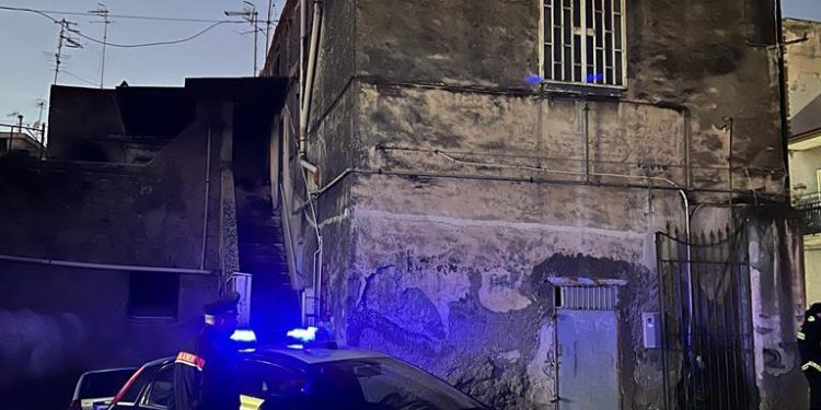 Cercola, cede solaio in un appartamento: anziana ferita al volto dai calcinacci