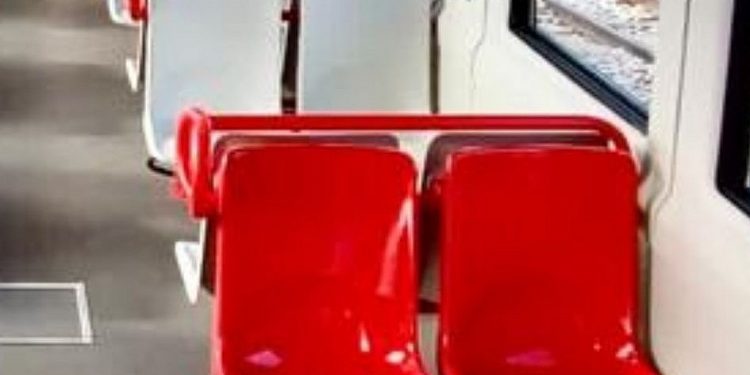 Femminicidi, un sedile rosso sui treni della Circumvesuviana