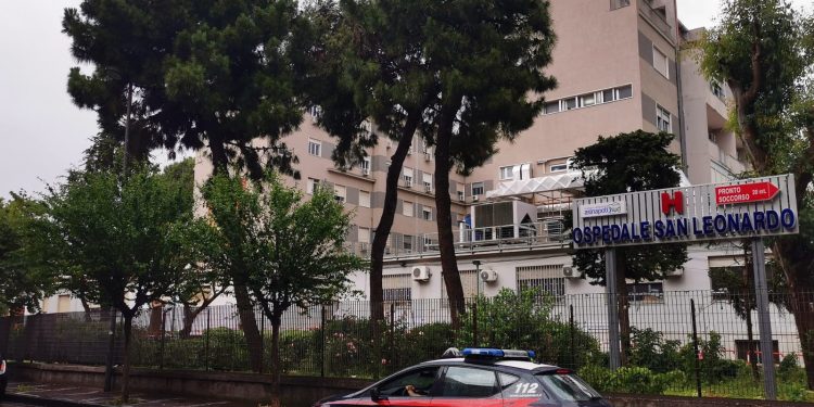 Minorenne minaccia di darsi fuoco nel napoletano, madre maltrattata dal padre