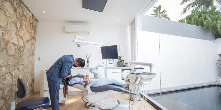 Ortodonzia invisibile: cos’è, vantaggi e costi 