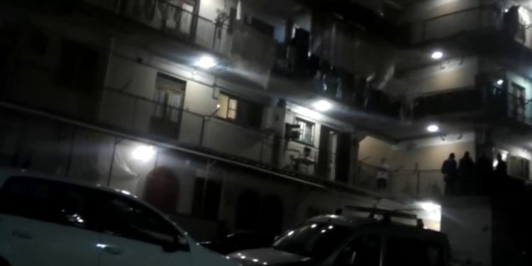 Bombe indirizzate al “supermarket della droga” di Ponticelli: i gestori vietano di allertare le forze dell’ordine