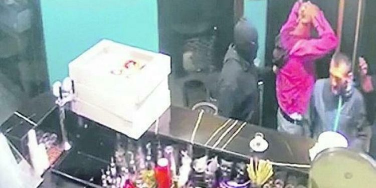 Barra: tre raid contro imprenditore che organizzò marcia per legalità