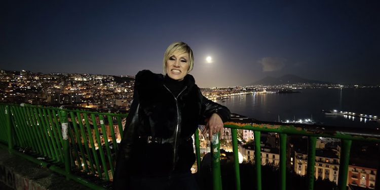 VIDEO-“Torno a Napoli”: il singolo inedito di Annalisa Minetti 