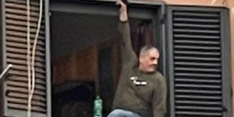 Attimi di panico a San Giovanni a Teduccio: uccide la moglie, spara dal balcone e poi si suicida