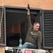 Attimi di panico a San Giovanni a Teduccio: uccide la moglie, spara dal balcone e poi si suicida