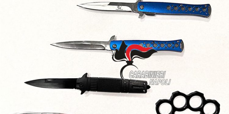 Notte di controlli tra le strade della movida napoletana, giovani armati di coltelli e tirapugni