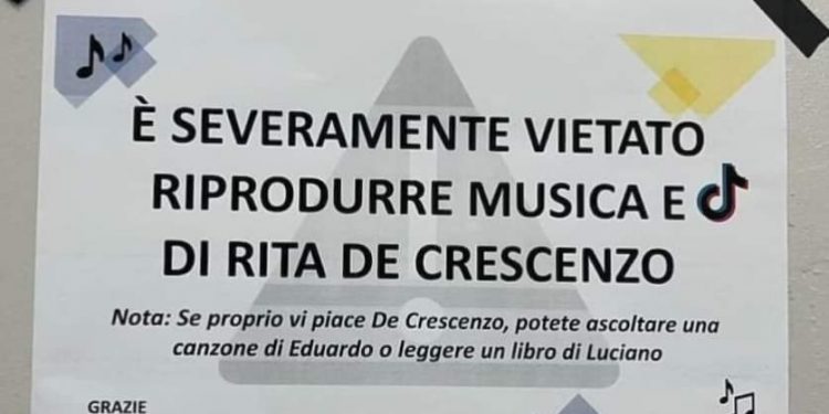 “Vietato riprodurre musica e video di Rita De Crescenzo”: il cartello del centro di fisioterapia diventa virale