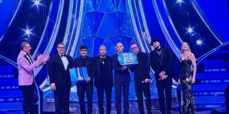 Sanremo 2024: Geolier vince la serata cover tra i fischi dell’Ariston. La replica del rapper