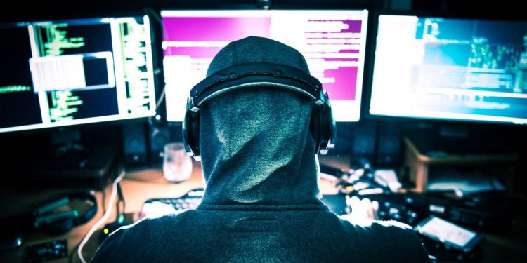 San Sebastiano al Vesuvio: 16enne vessato e minacciato online e nella vita reale, tiktoker denunciato per atti persecutori