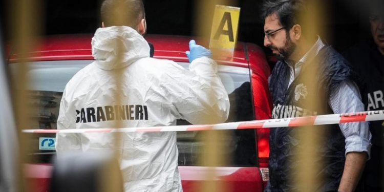Giovane coppia trovata morta in un garage di Secondigliano: forse uccisa dalle esalazioni di gas