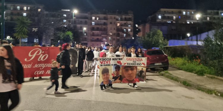 VIDEO-Un anno dopo l’omicidio, una messa e una fiaccolata per ricordare Francesco Pio Maimone e chiedere “giustizia”