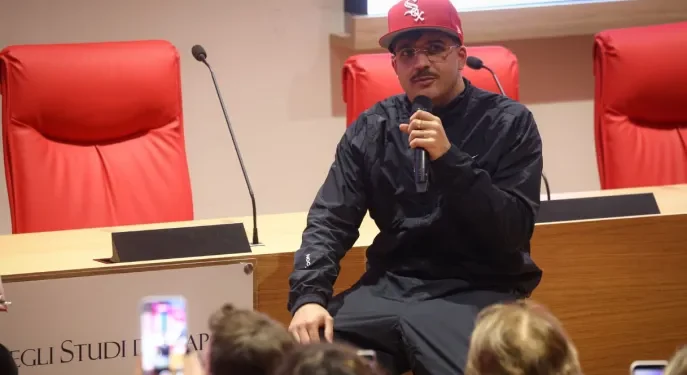 Geolier all’Università di Napoli: «Avrei voluto studiare di più. Su Napoli tanti pregiudizi sbagliati»