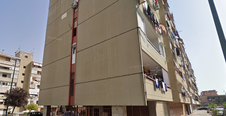 Ponticelli, si allontana d’urgenza per portare la figlia in ospedale e le occupano la casa