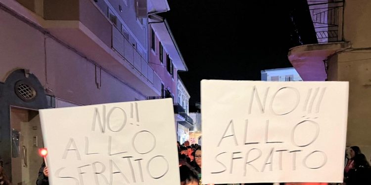 VIDEO-Parco Verde di Caivano, fiaccolata per dire “no agli sfratti”: contestato Don Patriciello