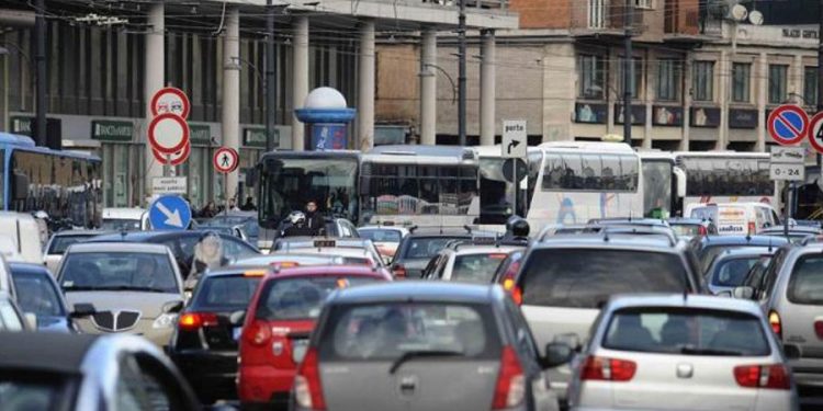 Ruba un’auto a Napoli ma resta bloccato nel traffico, arrestato